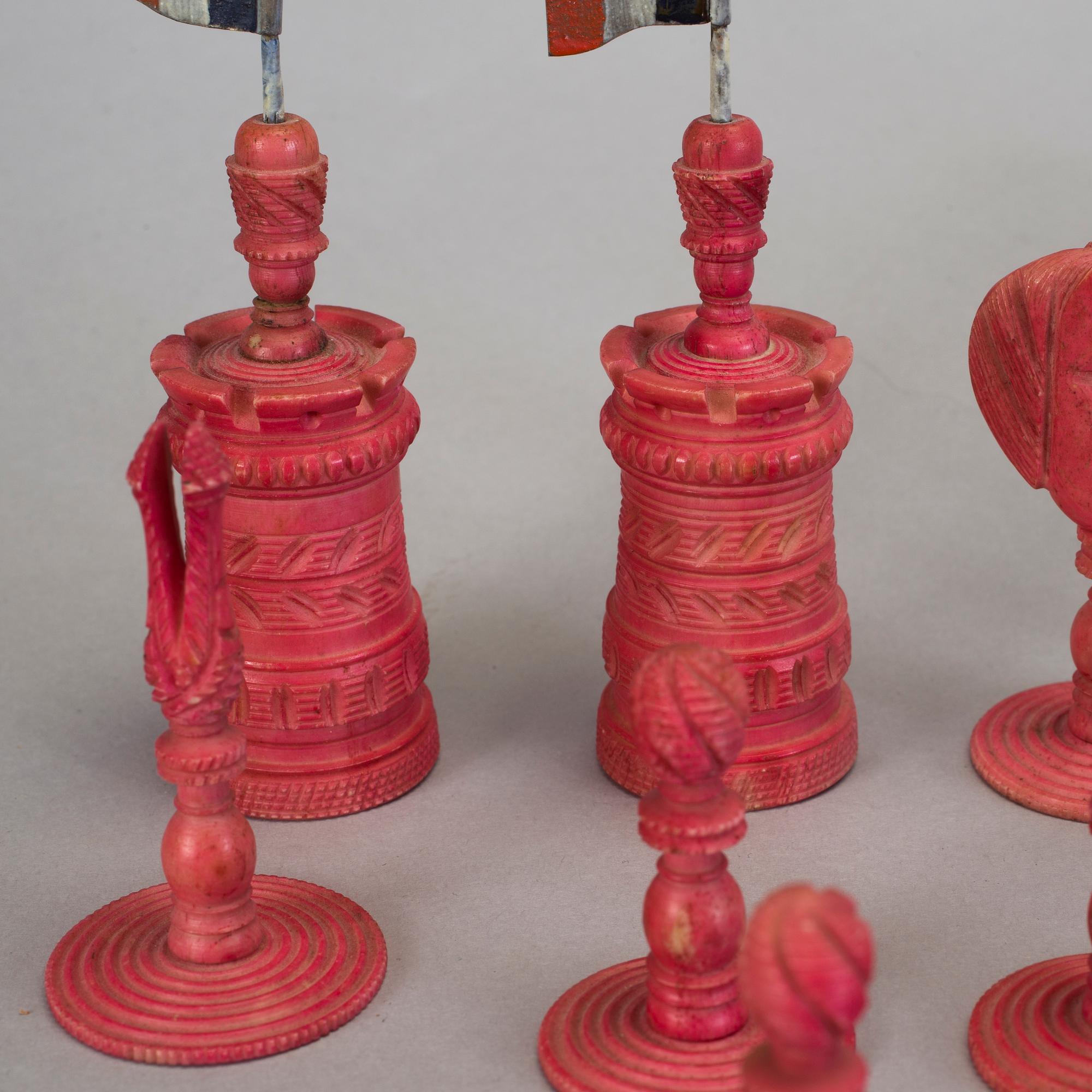 A Barleycorn chess set, 32 pieces.