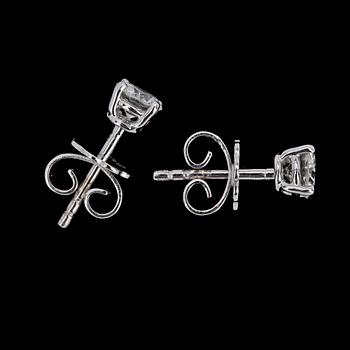 ÖRHÄNGEN, vardera briljantslipad diamant, ca 0.30 ct.