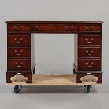 SKRIVBORD, engelsk stil, 1900-talets andra hälft.