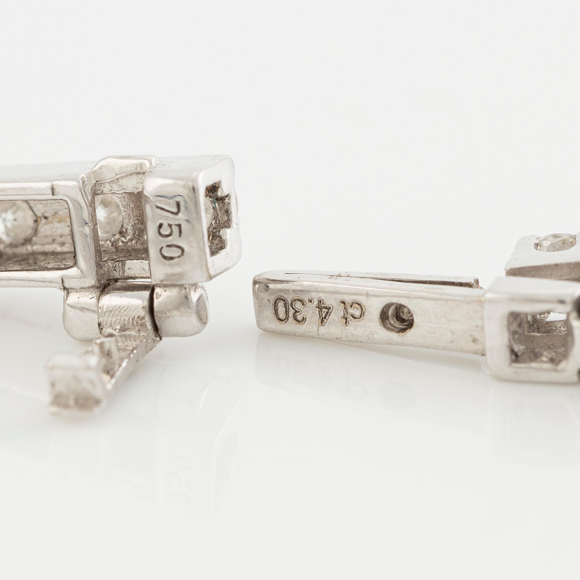 Tennis bracelet in 18K white gold set with brilliant-cut diamonds.