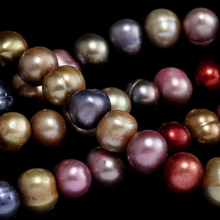 COLLIER, 2 st, odlade pärlor samt lås i 18k guld med 9 briljantslipade diamanter, Ole Lynggaard. Hänge vikt 7 g.
