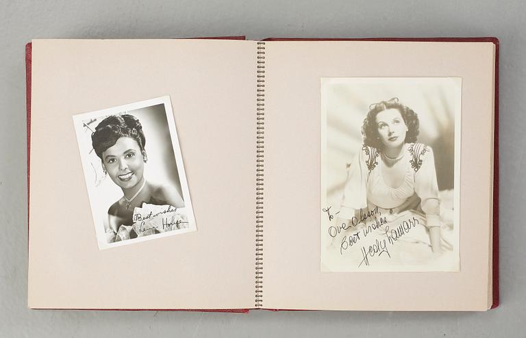 AUTOGRAFER, ca 420 stycken. Bl a Gary Cooper, Bing Crosby, Lauren Bacall, Clark Gable, Judy Garland mfl.