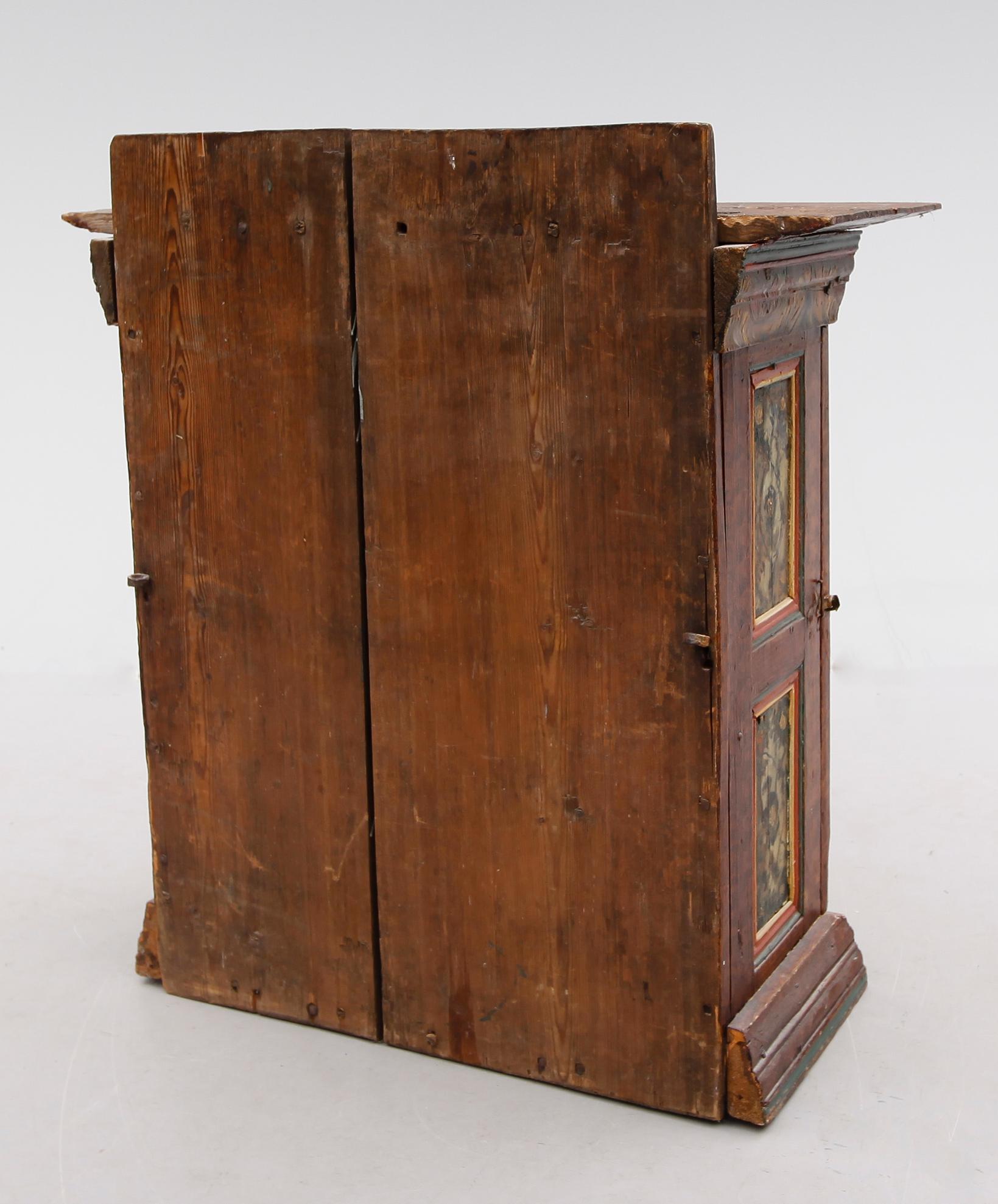 HÄNGSKÅP, allmoge, 1800-tal.