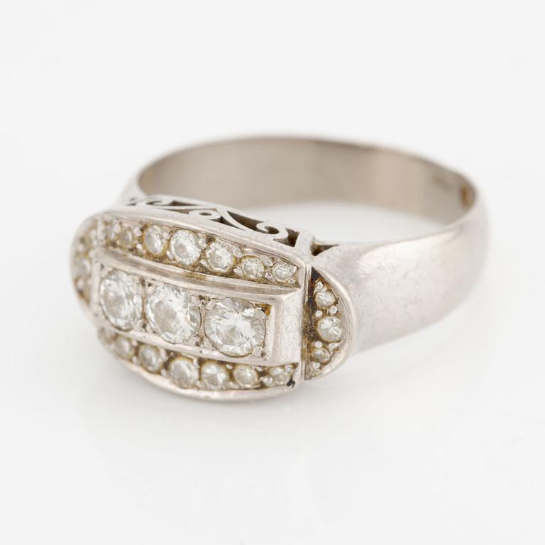 Ring, 18K white gold with brilliant-cut diamonds.