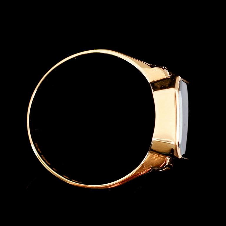 KLACKRING, 18 k guld, med svart onyx. Total vikt ca 5 gram.