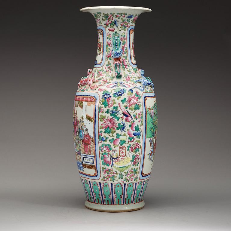 A large ground famille rose vase, late Qing dynasty (1662-1912).