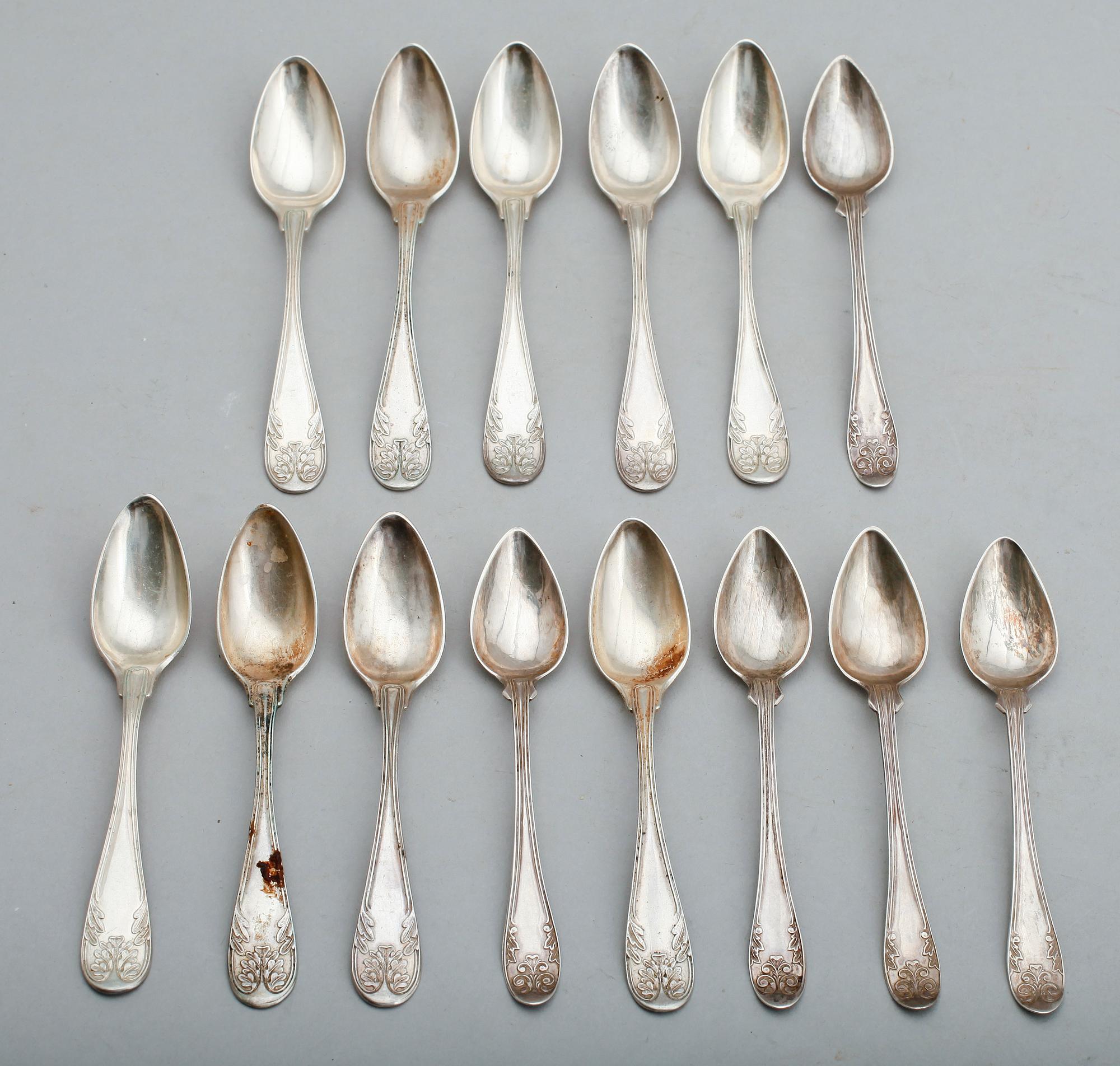 TESKEDAR, 14 st snarlika, silver, svenska stämplar, 1800-tal. Vikt ca 309 g.