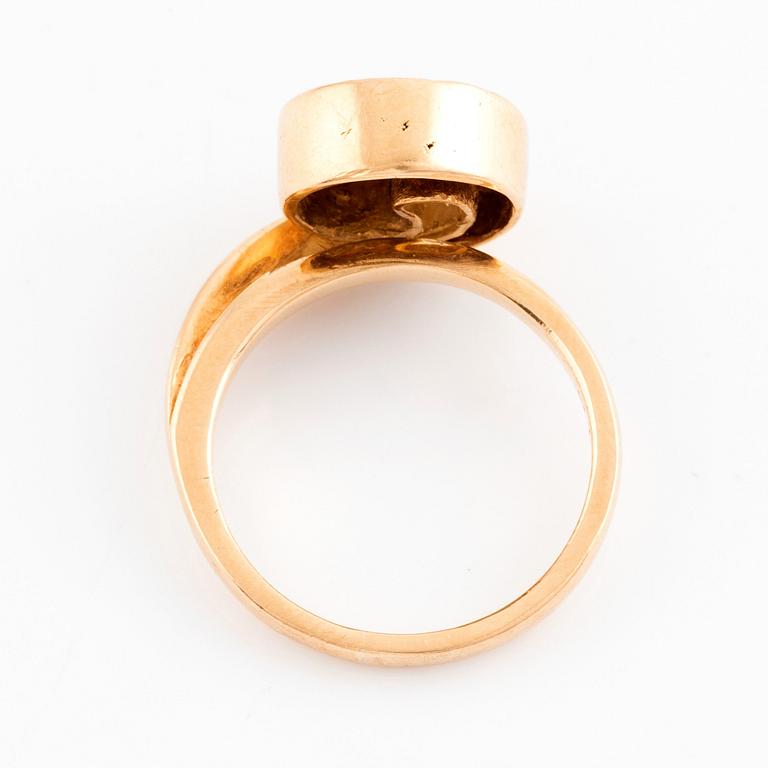 Ring 18K guld med runda briljantslipade diamanter.