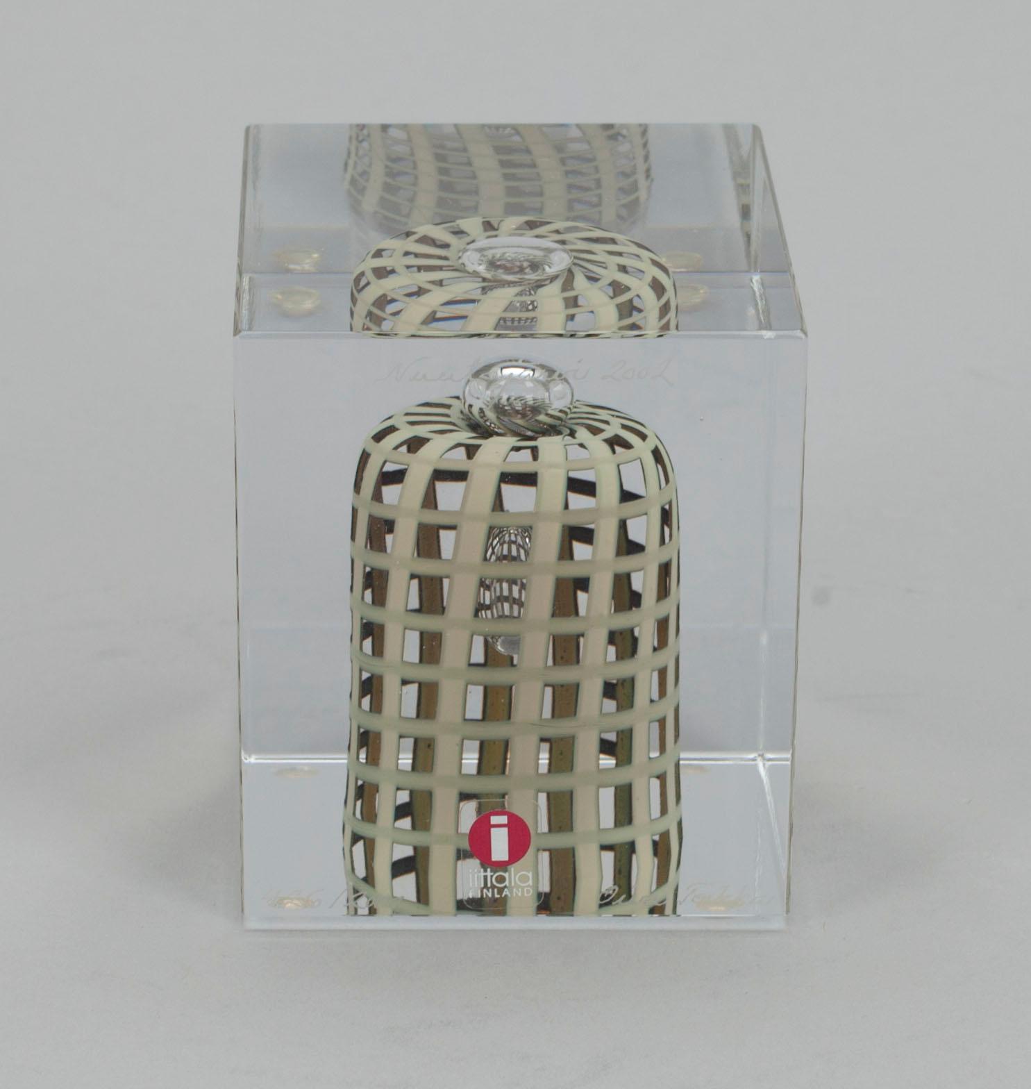 ÅRSKUB, glas, signerad Oiva Toikka, Nuutajärvi 2002, numrerad 426/2000.