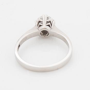 Sormus, 18K valkokultaa, timantti 0.79 ct. Gustav Dahlgren & Co, Malmö, 1965.