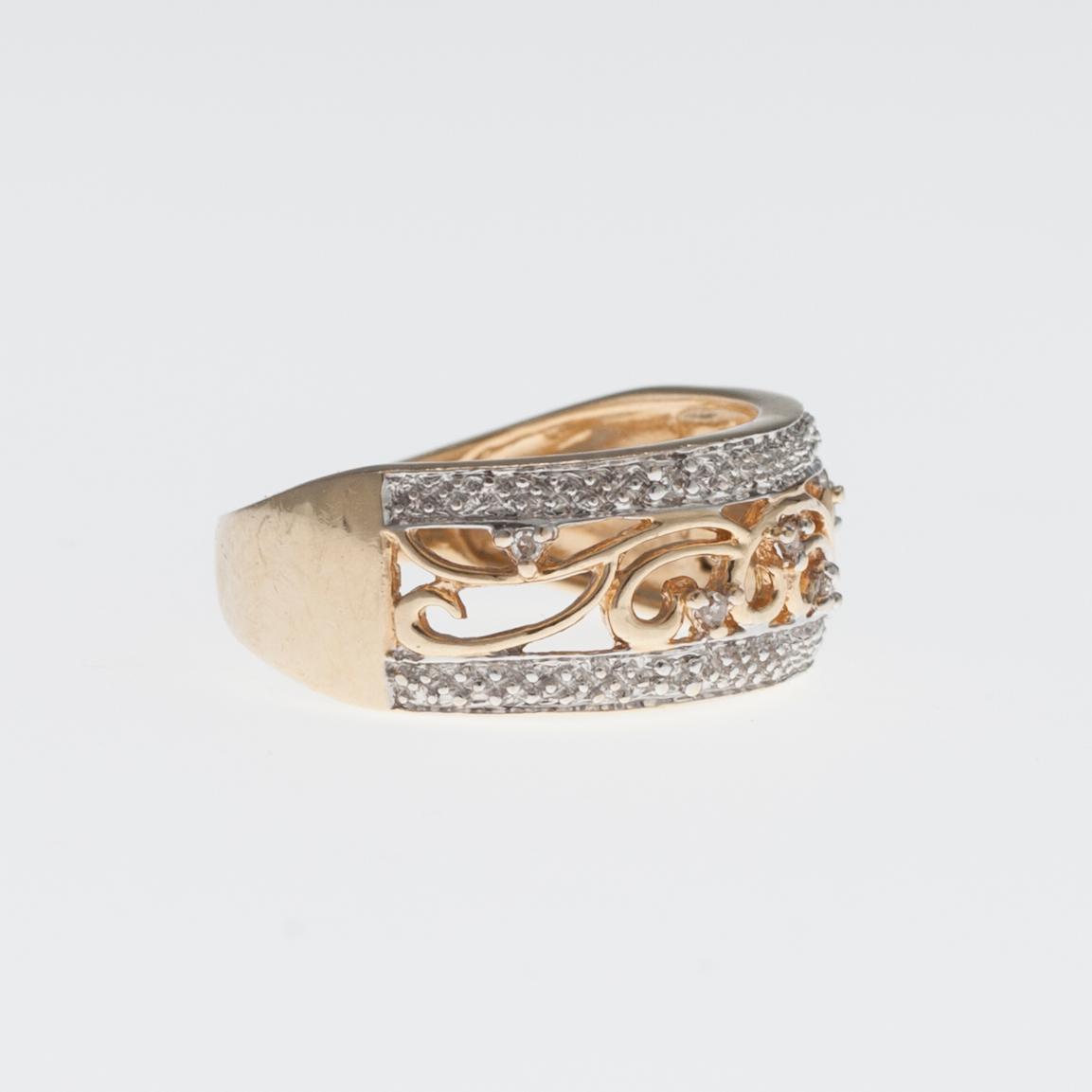 RING, 14K guld, små diamanter, tot. ca 0,10 ct. Vikt 3,1 g.