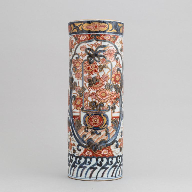 A japanese porcelain vase, Imari, 19th century.