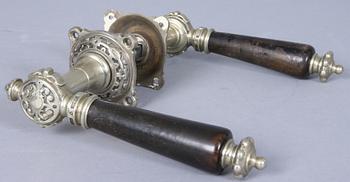 DÖRRHANDTAG, 6 st samt  NYCKELSKYLTAR, 5 par, nysilver samt trä, England, 1900-talets tredje kvartal.