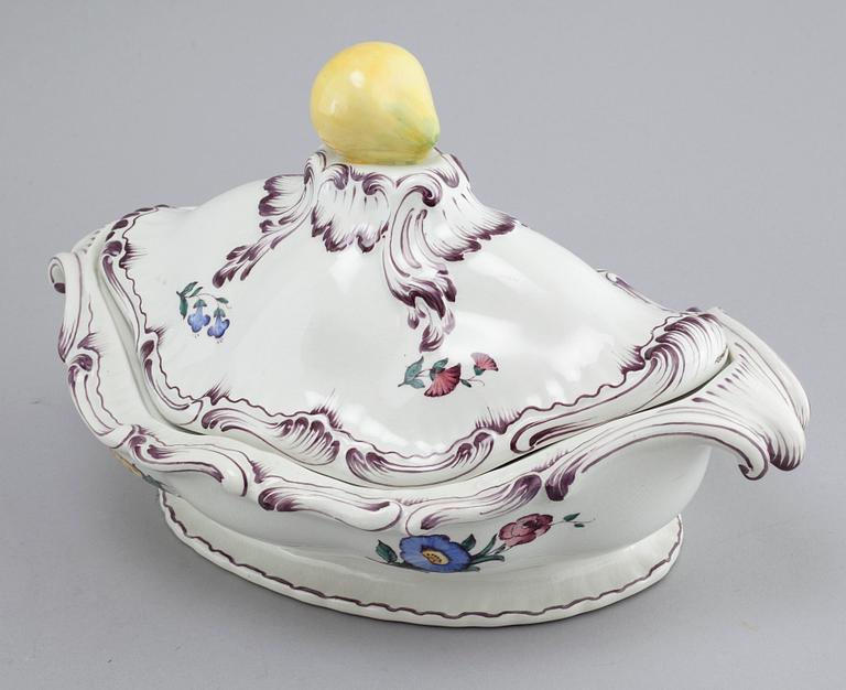 90 pieces of earthenware tableware from Rörstrand, model "Rörstrandia", 1930-56.