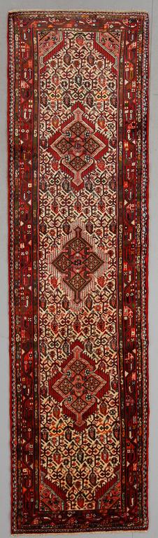 MATTA, Hamadan, ca 285 x 82 cm.