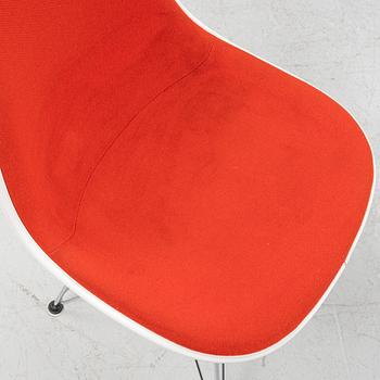 Charles & Ray Eames, stolar 5 st, "Plastick chair DSR", Vitra, daterad 2010.