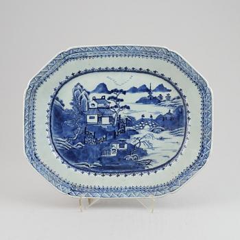 A Chinese blue and white serving dish, Qing dynasty, Qianlong (1736-1795).