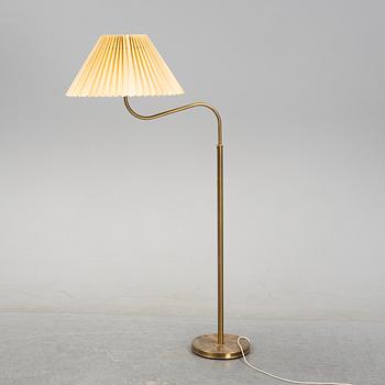 Josef Frank golvlampa, "Stora kamelen", model 2368, Firma Svenskt Tenn.