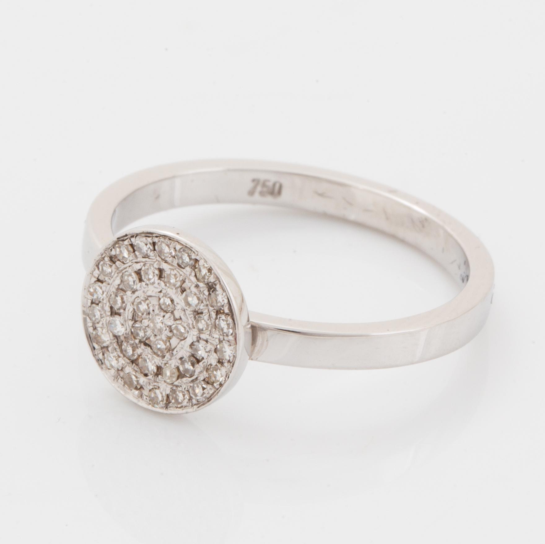 Ring, vitguld med åttkantslipade diamanter.
