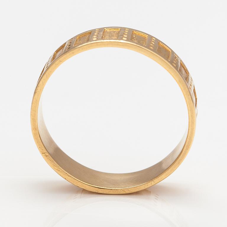 An 18K gold ring "Metsäpirtti". Kalevala Koru, Helsinki 2001.