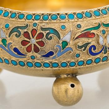 Saltkar, cloisonné-emalj, förgyllt silver, Moskva 1896. Oidentifierad mästare.