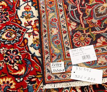 A Mahal carpet, a. 326 x 207 cm.