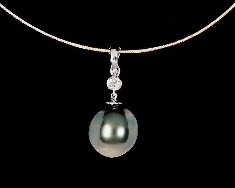 HÄNGSMYCKE, stor odlad tahiti pärla, ca 14,7 mm, med briljantslipad diamant, ca 0.15 ct.
