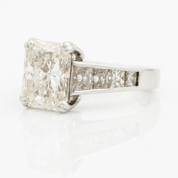 Ring platina med en radiantslipad diamant.