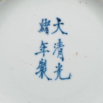 TALLRIKAR, två stycken, porslin. Qingdynastin, Guangxus märke och period (1875-1908).