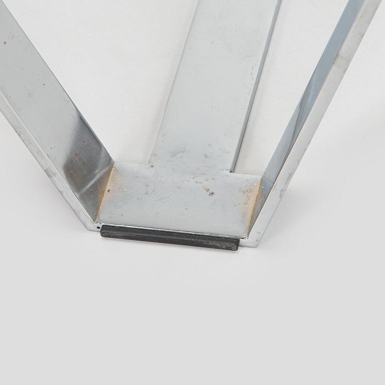Jouni Leino, Tarjotinpöydän jalusta ,"Grip" Jouni Leino Design Studio 2009.