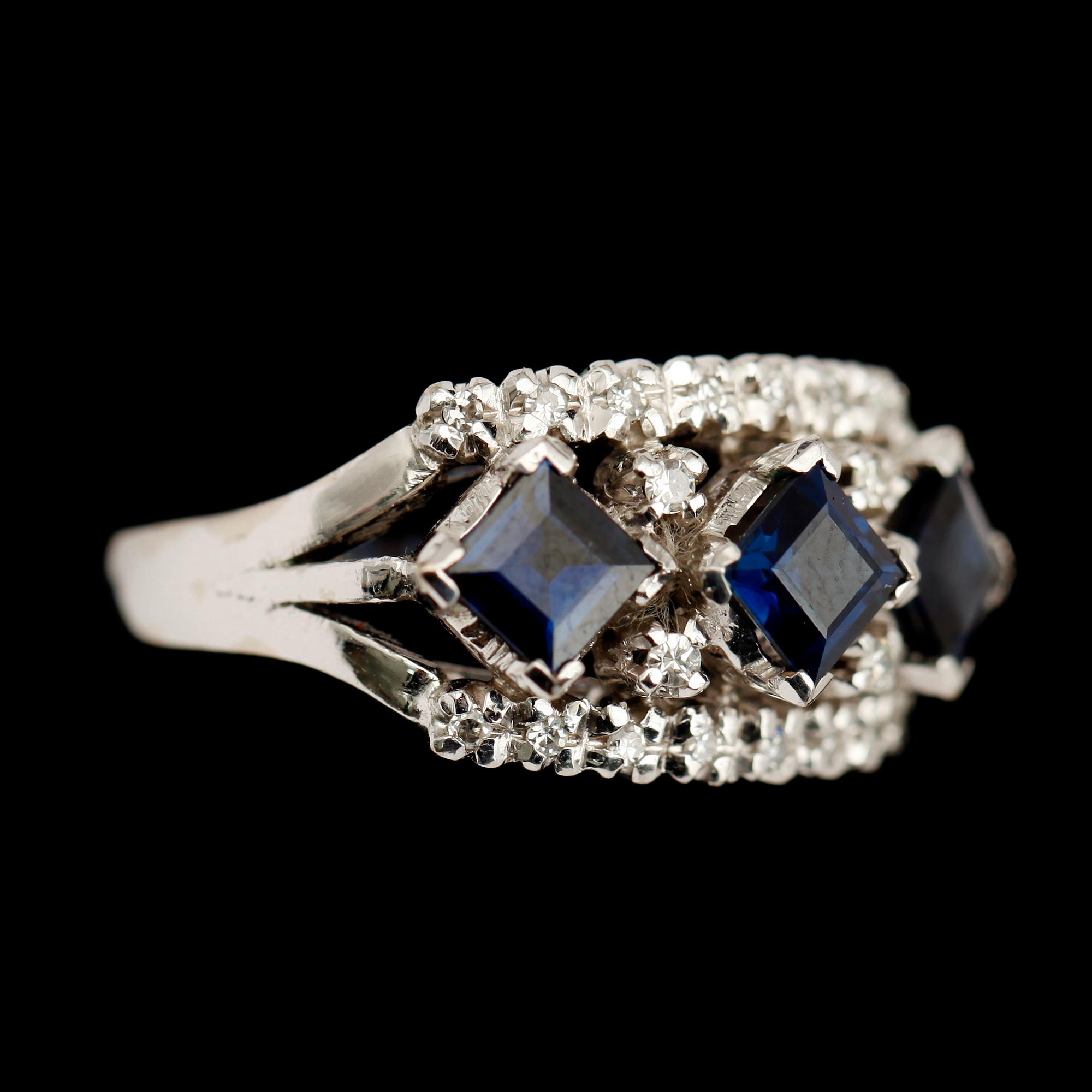 RING, 18 k vitguld, safirer och briljantslipade diamanter.