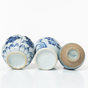 Miniatyrer, fem stycken, porslin. Qingdynastin, 1700-tal.