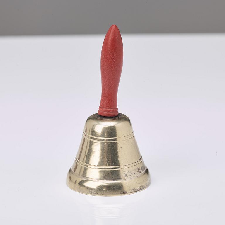 Bordsklocka, bricka, askfat, dosa, klämma och miniatyrskepp, nysilver och mässing. 1900-tal.