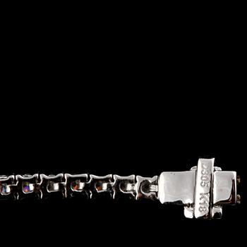 ARMBAND, 18k vitguld med 82 briljantslipade diamanter, 3.05 ct. Vikt 10 g.