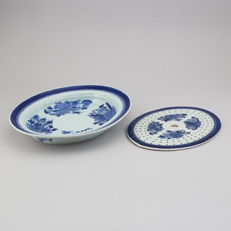 A blue and white 'Fitz Hugh' serving dish with strainer, Qing dynasty, Jiaqing (1796-1820).