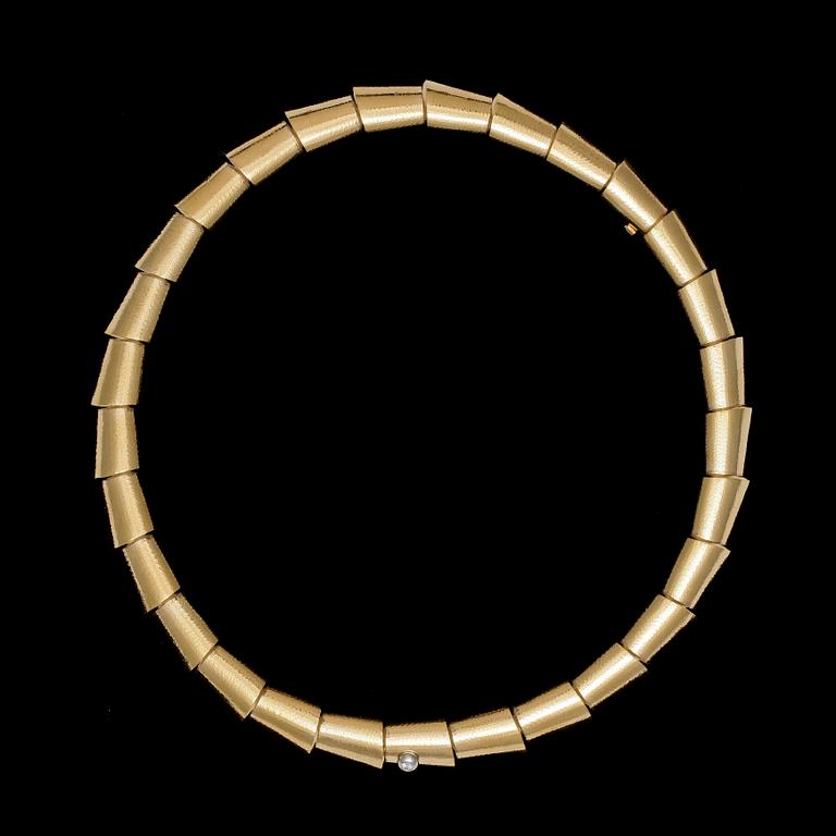 COLLIER, Ole Lyyngaard, 'Cleopatra', guld med briljantslipad diamant. Vikt 146,4 g.