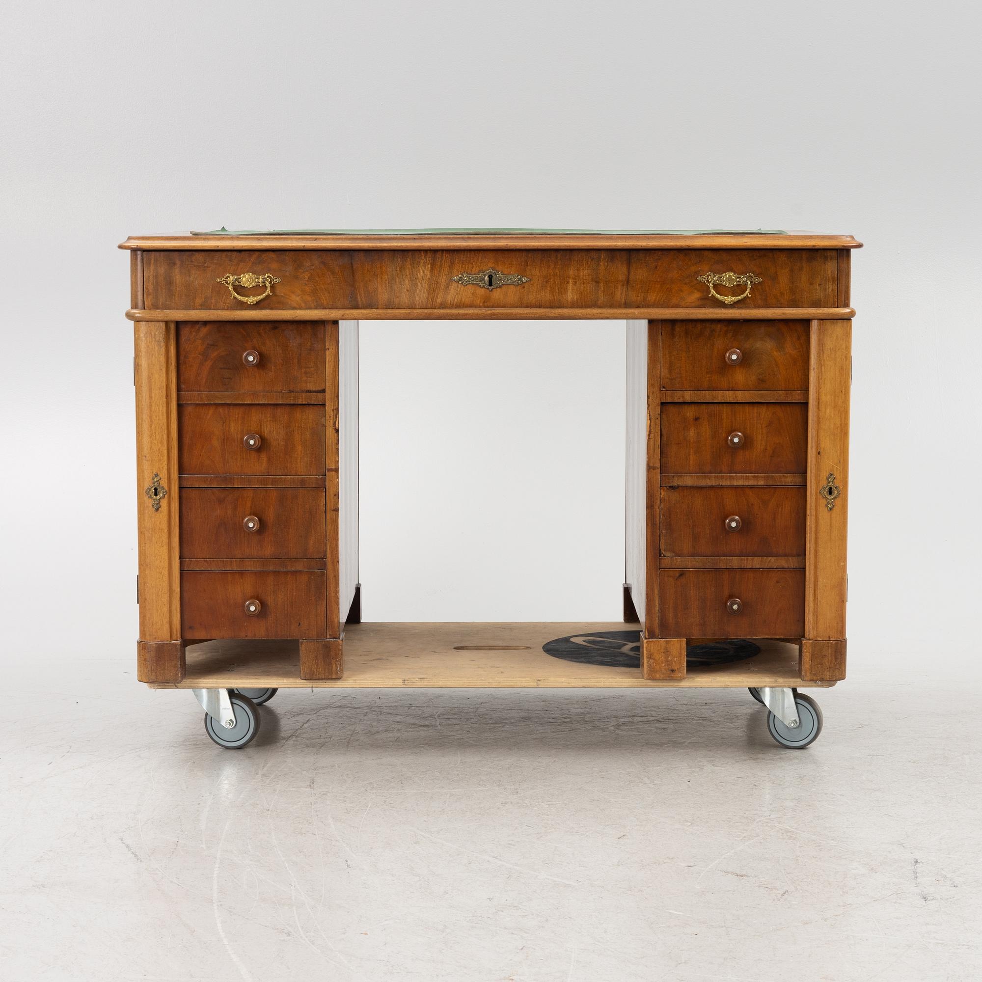 Skrivbord, omkring år 1900.