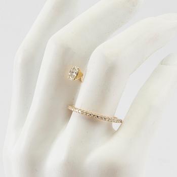 LWL Jewelry ring 18K guld med en ovalt slipad samt runda briljantslipade diamanter.