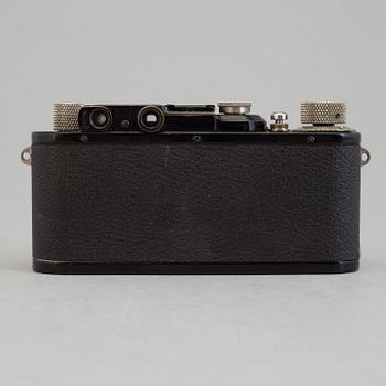 A early 1930s black body Leica no 123864 with a chrome Hektor 1:2,5 F=5 cm lens. With table stand.