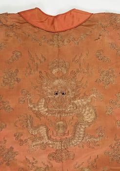 ROCK, broderat siden, höjd 131 cm, Kina sen Qingdynasti (1644-1912).