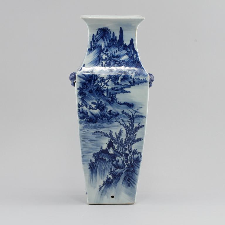 A blue and white vase, Qing dynasty 19th century.