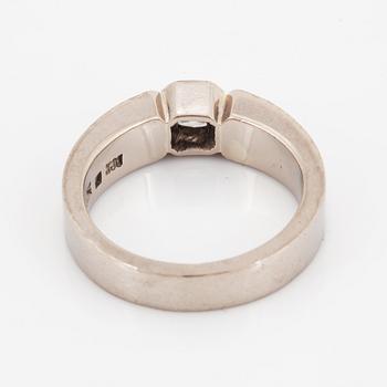 Flander-cut diamond ring.