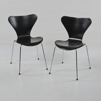 STOLAR, ett par, "Sjuan", Arne Jacobsen, Fritz Hansen, tillverkade 1998.