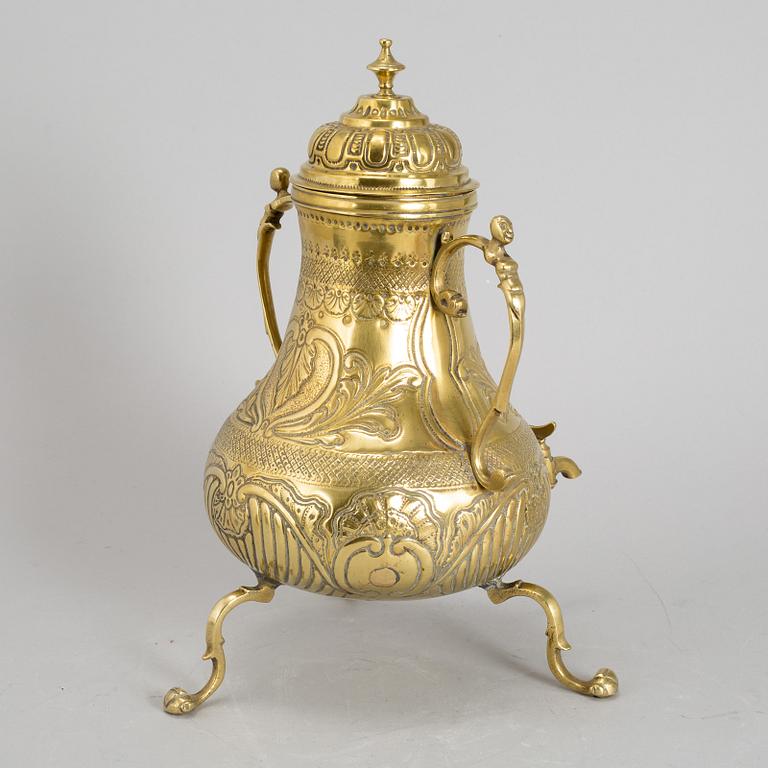 A brass tea urn, 19th century.