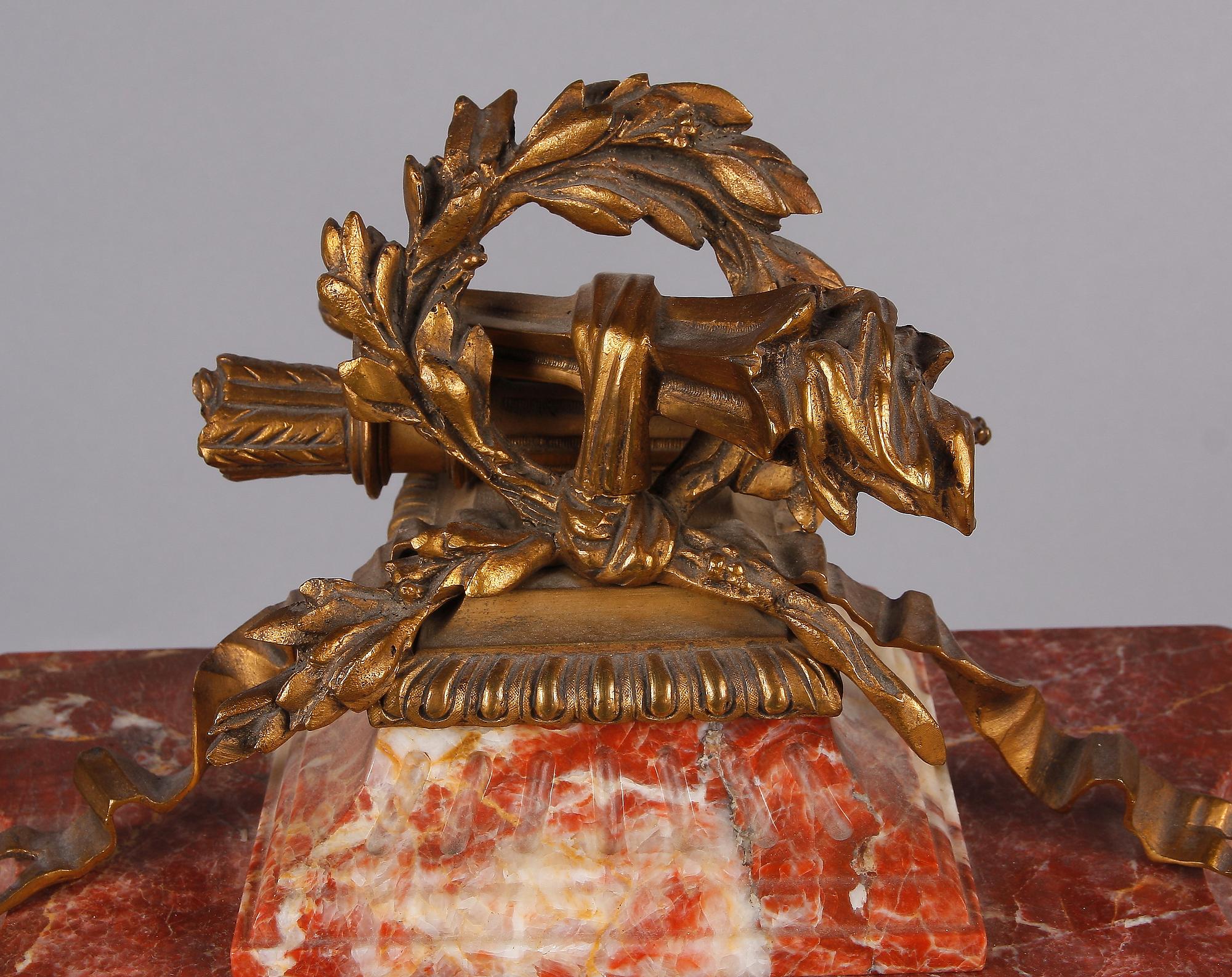 BORDSPENDYL,marmor, mässing, Louis XVI-stil, Japy Frere, Frankrike sekelskiftet 1900.