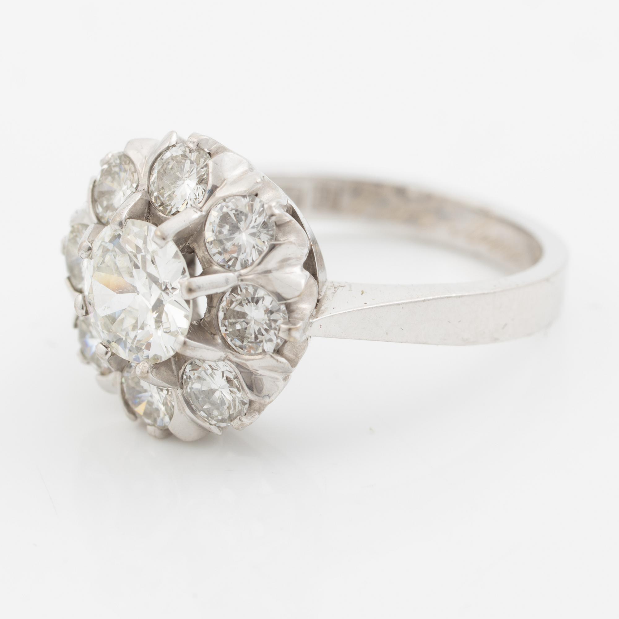 Ring 18K white gold set with round brilliant-cut diamonds.