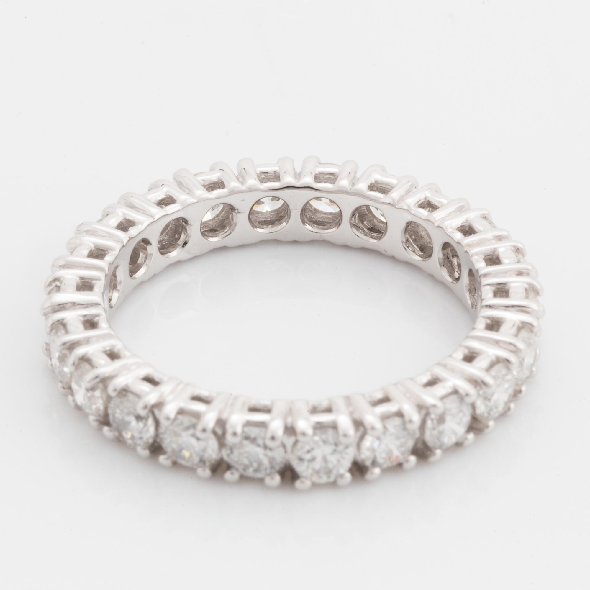Alliansring med briljantslipade diamanter, med cert HRD.