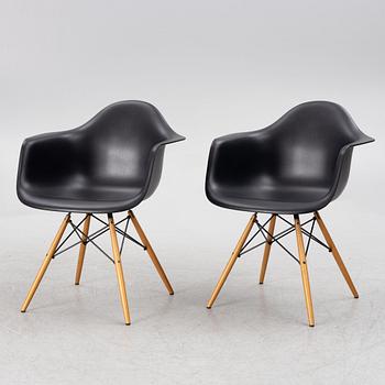 Charles & Ray Eames, stolar, ett par, "Plastic chair DAW", Vitra, Italien, 2015.