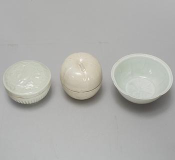 ASKAR med LOCK, två stycken samt SKÅL, keramik. Sydostasien, 1900-tal.