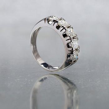 RING, vitguld 14K, 5 st princesslipade diamanter, tot. 1,63 ct. Paino 4,45 g.